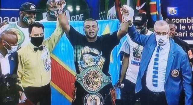 Junior Makabu conserve sa ceinture WBC