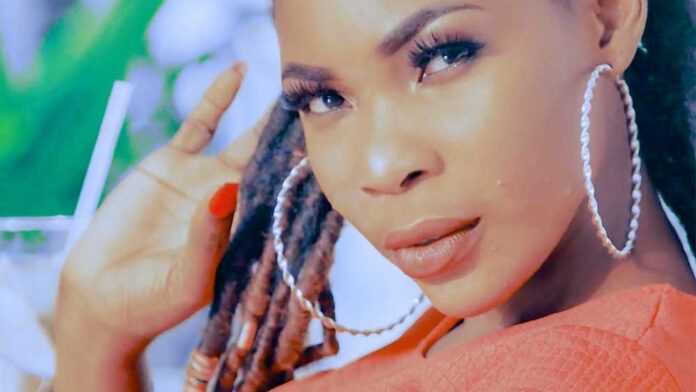 Ghana : la chanteuse afro-pop Ama Nova présente le visuel « Calibre »