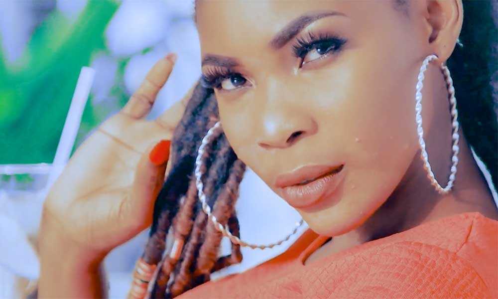 Ghana : la chanteuse afro-pop Ama Nova présente le visuel « Calibre »