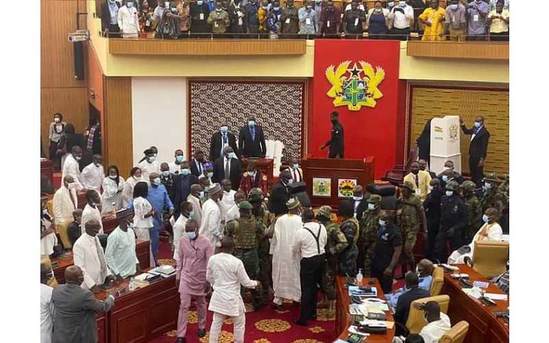 Ghana : nuit de rixe au Parlement