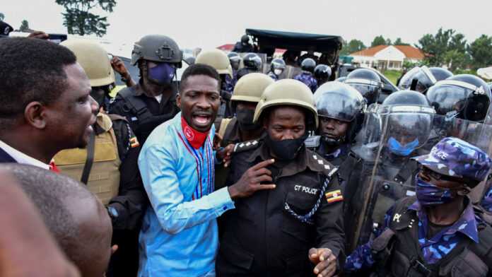 Bobi Wine entre les mains de la police ougandaise