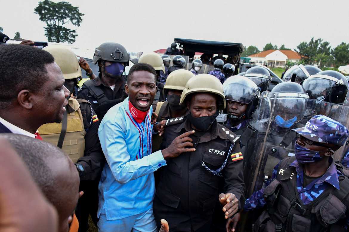 Ouganda : raid militaire dans la maison de Bobi Wine
