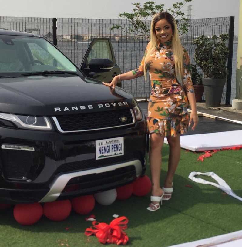 Big Brother Naija : Nengi reçoit un cadeau de SUV Range Rover des fans
