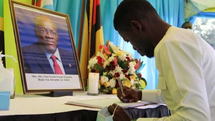 Bobi Wine rend hommage à John Magufuli à Kampala