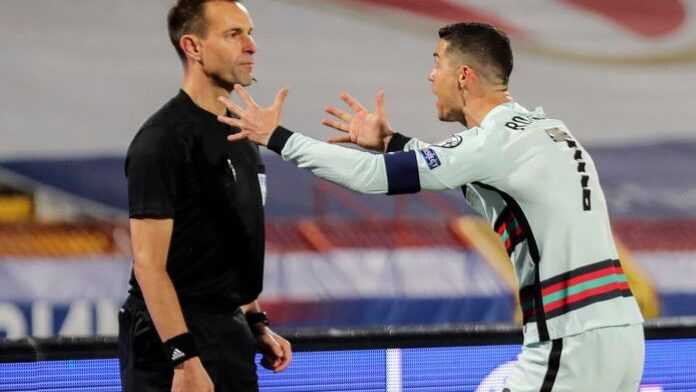 Cristiano Ronaldo en colère contre l’arbitre