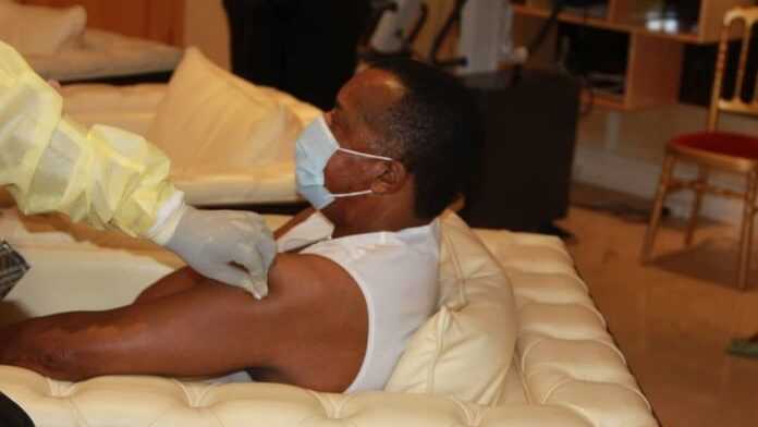 Denis Sassou N'Guesso se fait vacciner