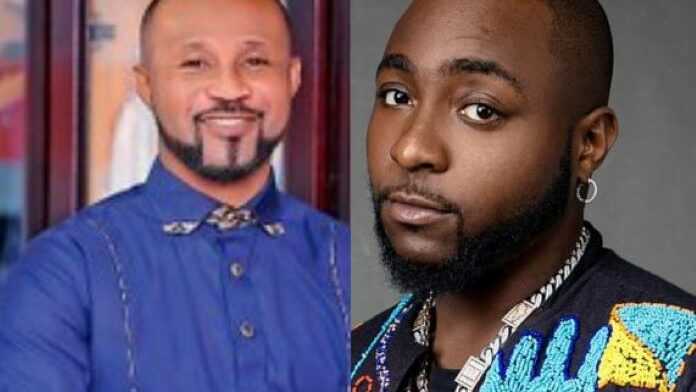 Le pasteur Prince Elisha et le chanteur Davido