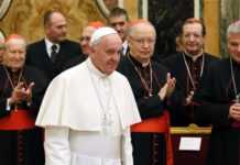 Le Pape François réduit les salaires des cardinaux Le Pape François et les cardinaux