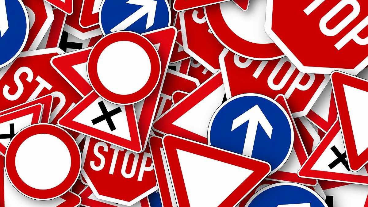 Différents panneaux de signalisation routière