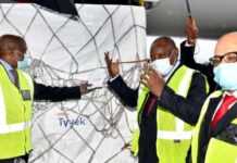 Covid-19 : plus de 40 millions de doses de vaccin destinées à l’Afrique du Sud Cyril Ramaphosa reçoit des vaccins