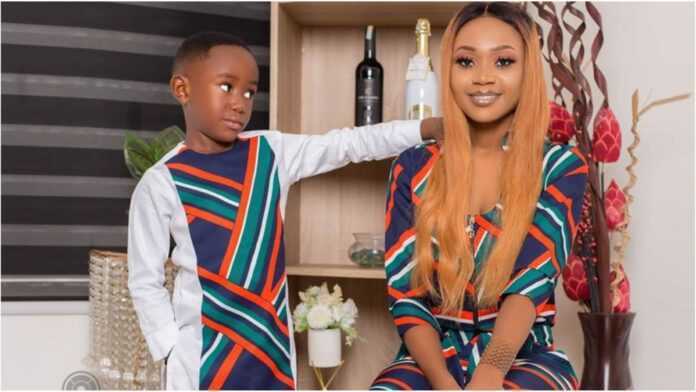 Akuapem Poloo et son fils