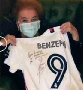 Victoria et le maillot offert par Benzema