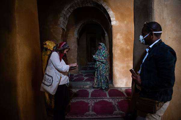Le Procureur de la CPI, Fatou Bensouda, à la mosquée Djingareyber, l’un des sites inscrits sur la liste du patrimoine mondial en péril de l’UNESCO au Mali