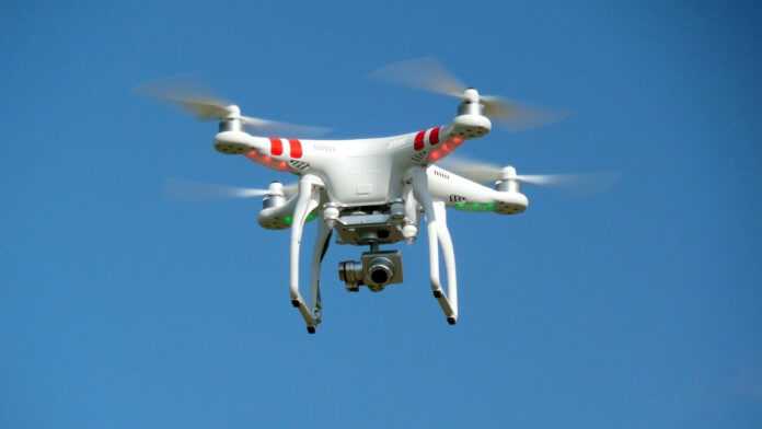Un drone en vol stationnaire