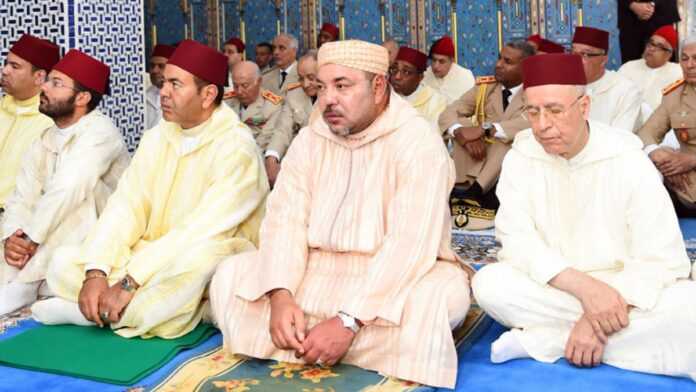 Le roi Mohammed VI à la mosquée