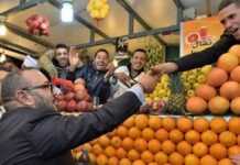 Le roi Mohammed VI chez les vendeurs de fruits