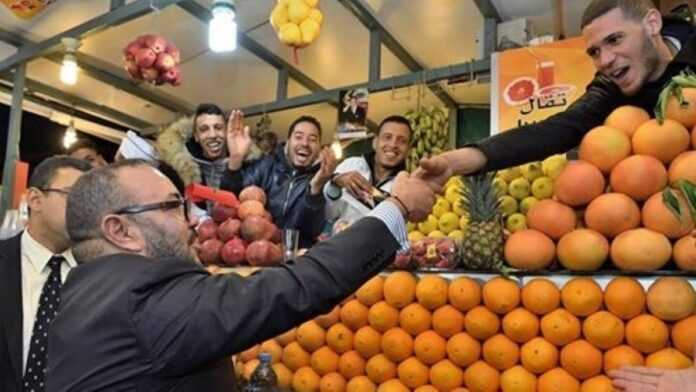 Le roi Mohammed VI chez les vendeurs de fruits