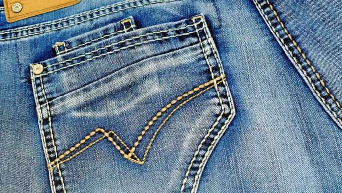 La poche d'un pantalon jean