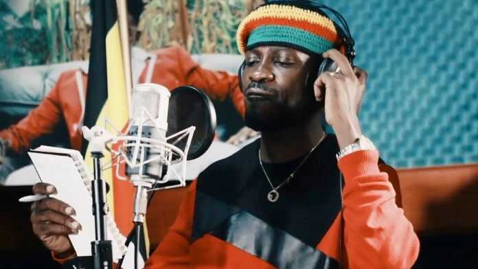 Bobi Wine chante
