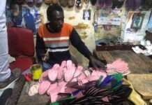 Fin du Ramadan, les cordonniers sénégalais se frottent les mains en attendant la Korité (Aïd) Un cordonnier de la Rue 11 à la Médina