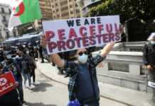 Des manifestants algériens