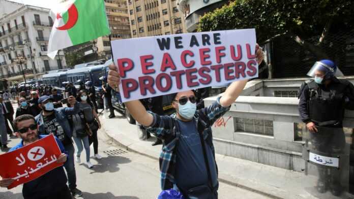 Des manifestants algériens