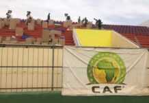Le stade Lat Dior fait peau neuve pour se conformer aux exigences de la CAF Des ouvriers disposent les sièges à dos sur les gradins 2