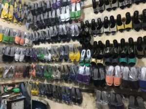 Chaussures présentées au mur