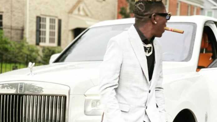 Shatta Wale affiche sa Rolls Royce Cullinan ok