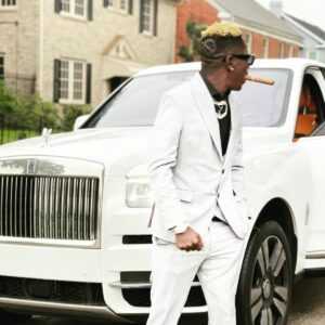 Shatta Wale affiche sa Rolls Royce Cullinan