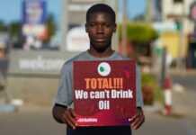 En Afrique, on manifeste contre Total Total Manif