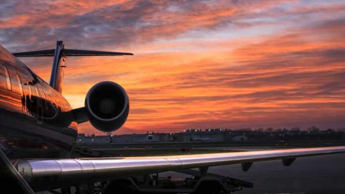 Un avion sur le tarmac d'un aéroport