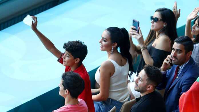 Georgina Rodriguez et Cristiano Jr au stade