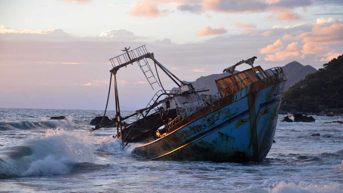 Naufrage d'un bateau sur une plage