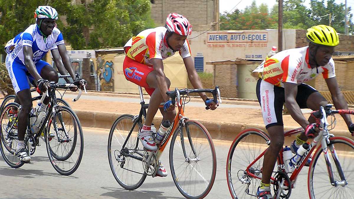 Des coureurs cyclistes du Tour du Faso