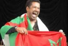 Cheb Khaled brandit fièrement le drapeau du Maroc