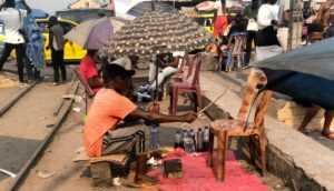 Cireur de chaussures à Kinshasa