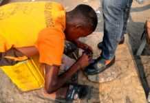 À Kinshasa, des jeunes cirent les chaussures des passants pour subvenir à leurs besoins Cireur à Kinshasa