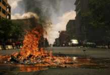 Violentes manifestations à Dar es Salaam : un couvre-feu instauré après une journée d’élections sous tension Un feu de rue lors d'une manifestation