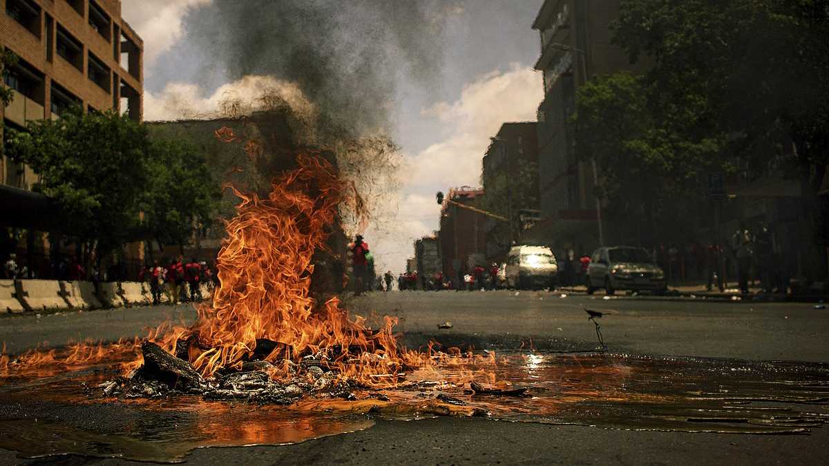 Un feu de rue lors d'une manifestation