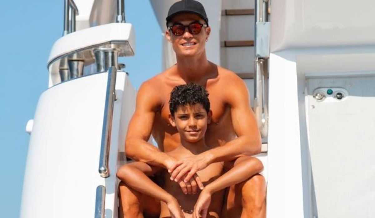 Cristiano Ronaldo apprend à son fils Mateo comment célébrer ses buts 