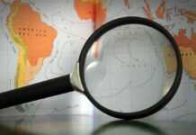 Good morning, Mr. President Une loupe devant une carte du monde