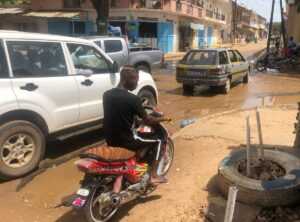 Moto sur le trottoir 2