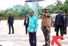 Insolite : quand Mamady Doumbouya tenait à Alpha Condé son parapluie ! Insolite : quand Mamady Doumbouya tenait à Alpha Condé son parapluie !