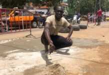 Sénégal : « Depuis des années, je bouche les nids de poule avec du béton » Babacar Diouf