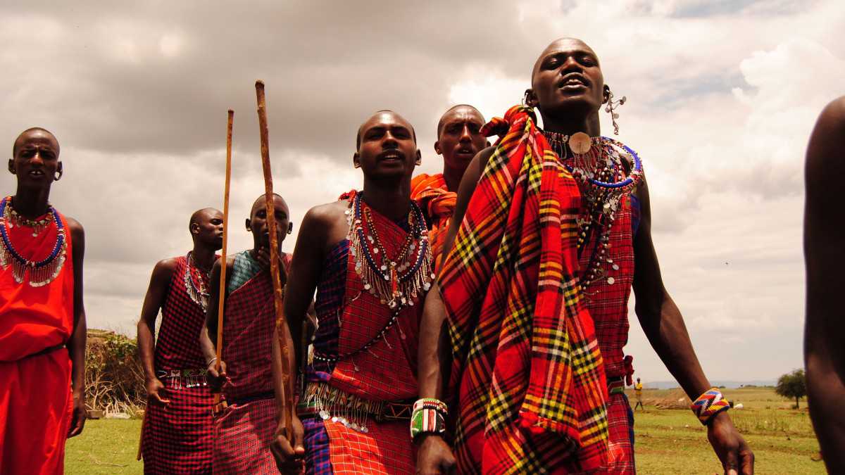 Danse de plusieurs hommes d'une tribu Masaï