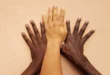 Sanctionner les discriminations, encourager la diversité ethnique Des mains de différentes couleurs