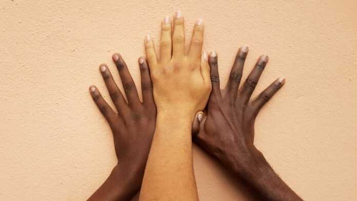 Des mains de différentes couleurs