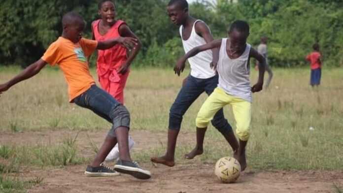 Enfants jouant au football