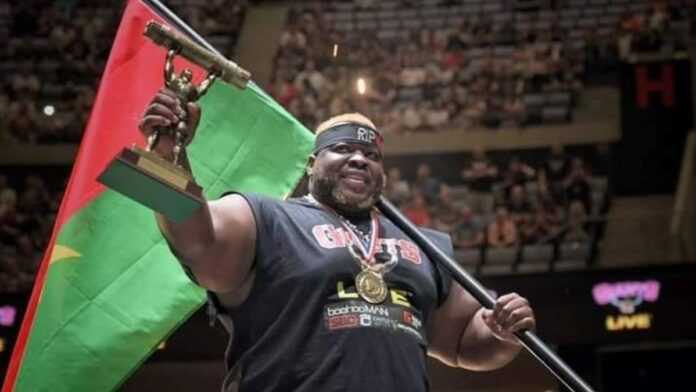 Iron Biby bat le record de 228 kg, accueil royal à Ouaga pour l'homme le  plus fort du monde